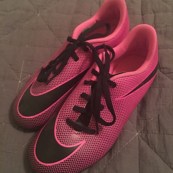 Nike soccer cleats - size 4Y - Picture 1 of 2